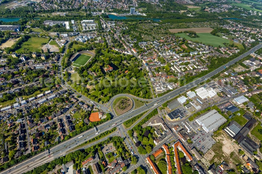 Herne from the bird's eye view: Route and lanes in the course of the motorway exit and access to the BAB 42 junction 22 Herne-Baukau on the Westring in Herne in the state North Rhine-Westphalia, Germany