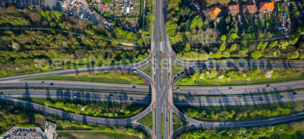 Duisburg from the bird's eye view: Routing and traffic lanes during the highway exit and access the motorway A 59 Duisburg-Walsum in Duisburg in the state North Rhine-Westphalia, Germany