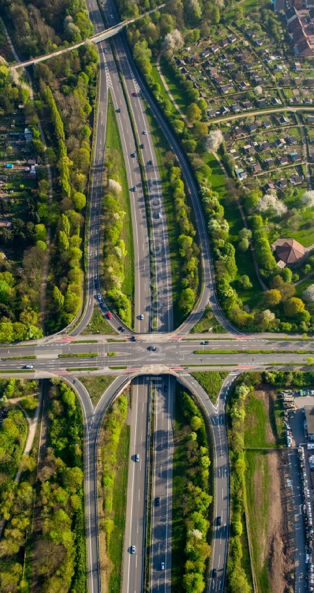 Aerial image Duisburg - Routing and traffic lanes during the highway exit and access the motorway A 59 Duisburg-Walsum in Duisburg in the state North Rhine-Westphalia, Germany