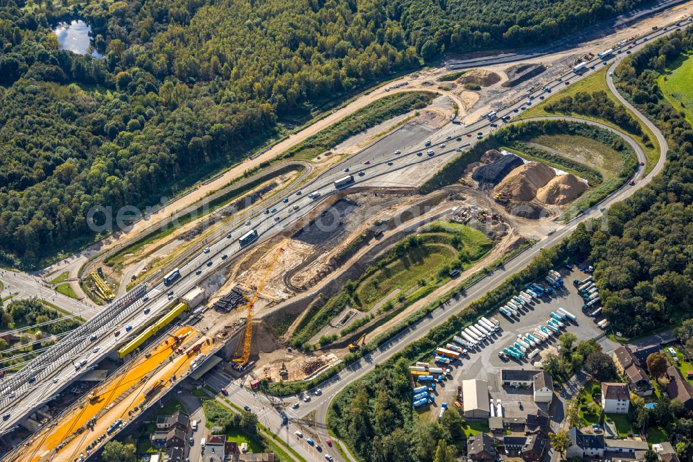 Aerial photograph Duisburg - Routing and traffic lanes during the highway exit and access the motorway A 40 auf die Duisburger Strasse in Duisburg in the state North Rhine-Westphalia, Germany