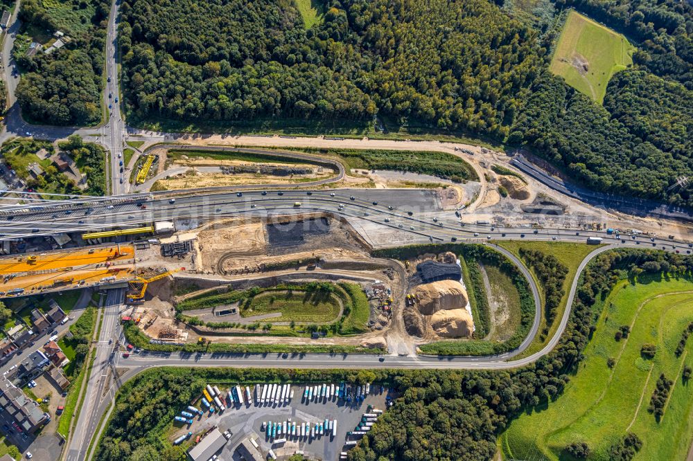 Aerial photograph Duisburg - Routing and traffic lanes during the highway exit and access the motorway A 40 auf die Duisburger Strasse in Duisburg in the state North Rhine-Westphalia, Germany