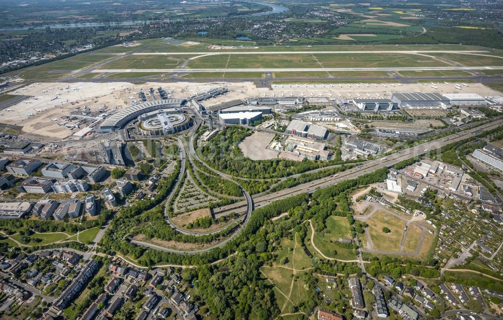 Aerial image Düsseldorf - Routing and traffic lanes during the highway exit and access the motorway A 44 on Flughafen in Duesseldorf in the state North Rhine-Westphalia, Germany