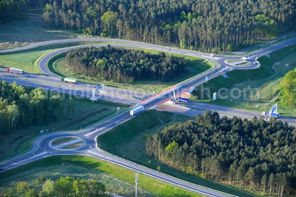 Aerial photograph Kremmen - Routing and traffic lanes during the highway exit and access the motorway A 24 in Kremmen in the state Brandenburg, Germany