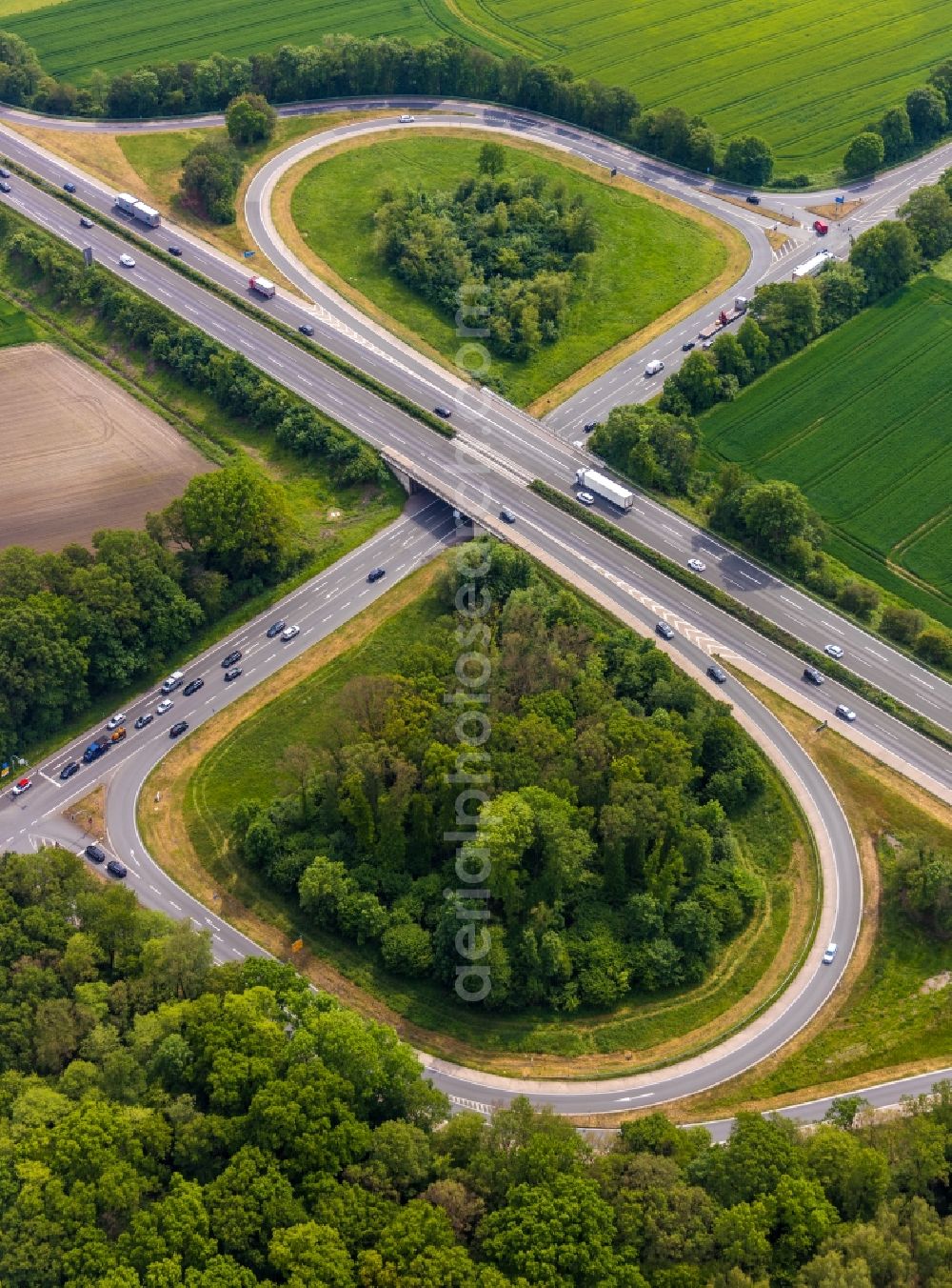 Werne from the bird's eye view: Routing and traffic lanes during the highway exit and access the motorway A 1 - Nordlippestrasse in Werne in the state North Rhine-Westphalia, Germany