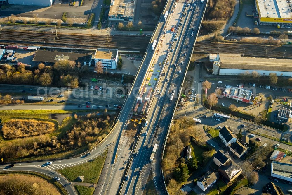 Aerial photograph Schwelm - Route and lanes in the course of the Autobahn exit and Autobahn driveway of the BAB1 with Autobahn bridge in the district of Jesinghausen in Schwelm in the state of North Rhine-Westphalia, Germany