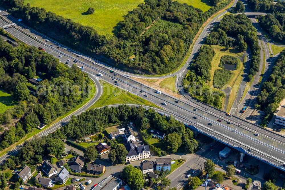 Aerial image Schwelm - Route and lanes in the course of the Autobahn exit and Autobahn driveway of the BAB1 with Autobahn bridge in the district of Jesinghausen in Schwelm in the state of North Rhine-Westphalia, Germany