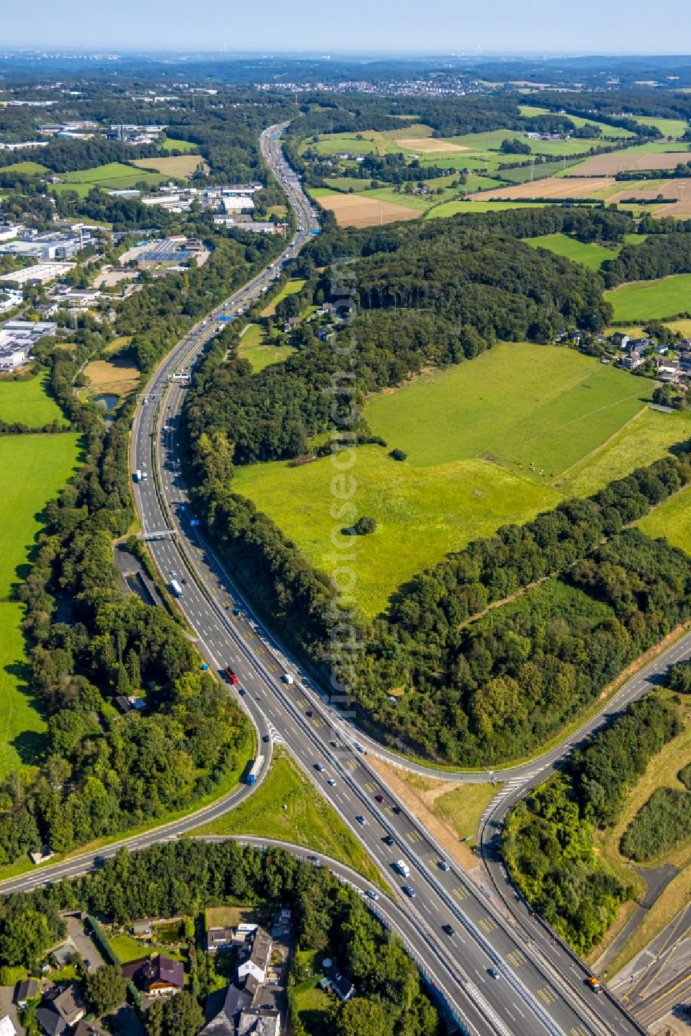 Aerial photograph Schwelm - Route and lanes in the course of the Autobahn exit and Autobahn driveway of the BAB1 with Autobahn bridge in the district of Jesinghausen in Schwelm in the state of North Rhine-Westphalia, Germany