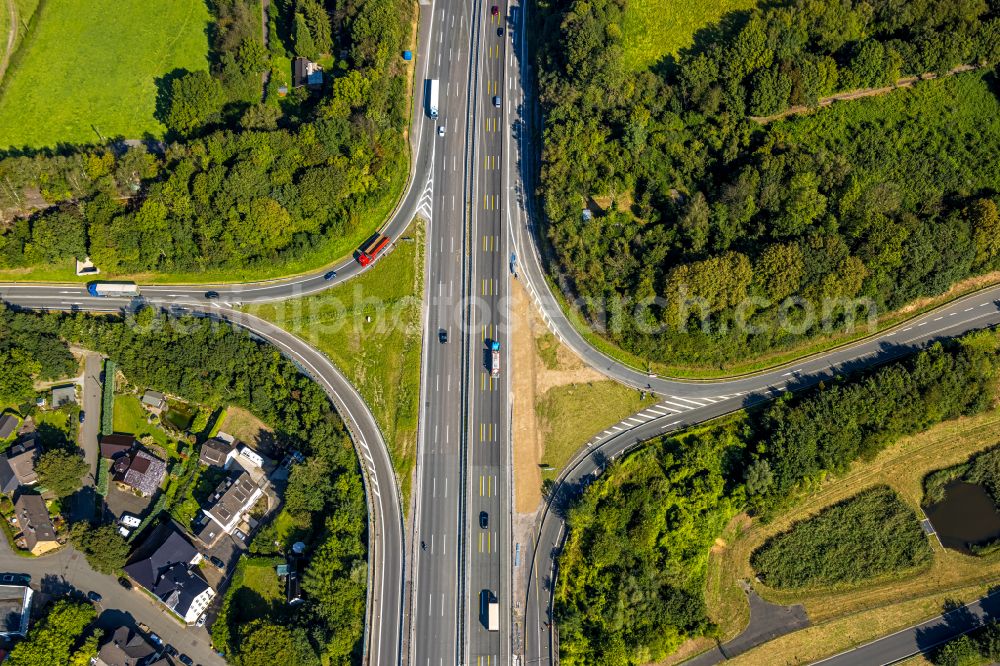 Schwelm from above - Route and lanes in the course of the Autobahn exit and Autobahn driveway of the BAB1 with Autobahn bridge in the district of Jesinghausen in Schwelm in the state of North Rhine-Westphalia, Germany