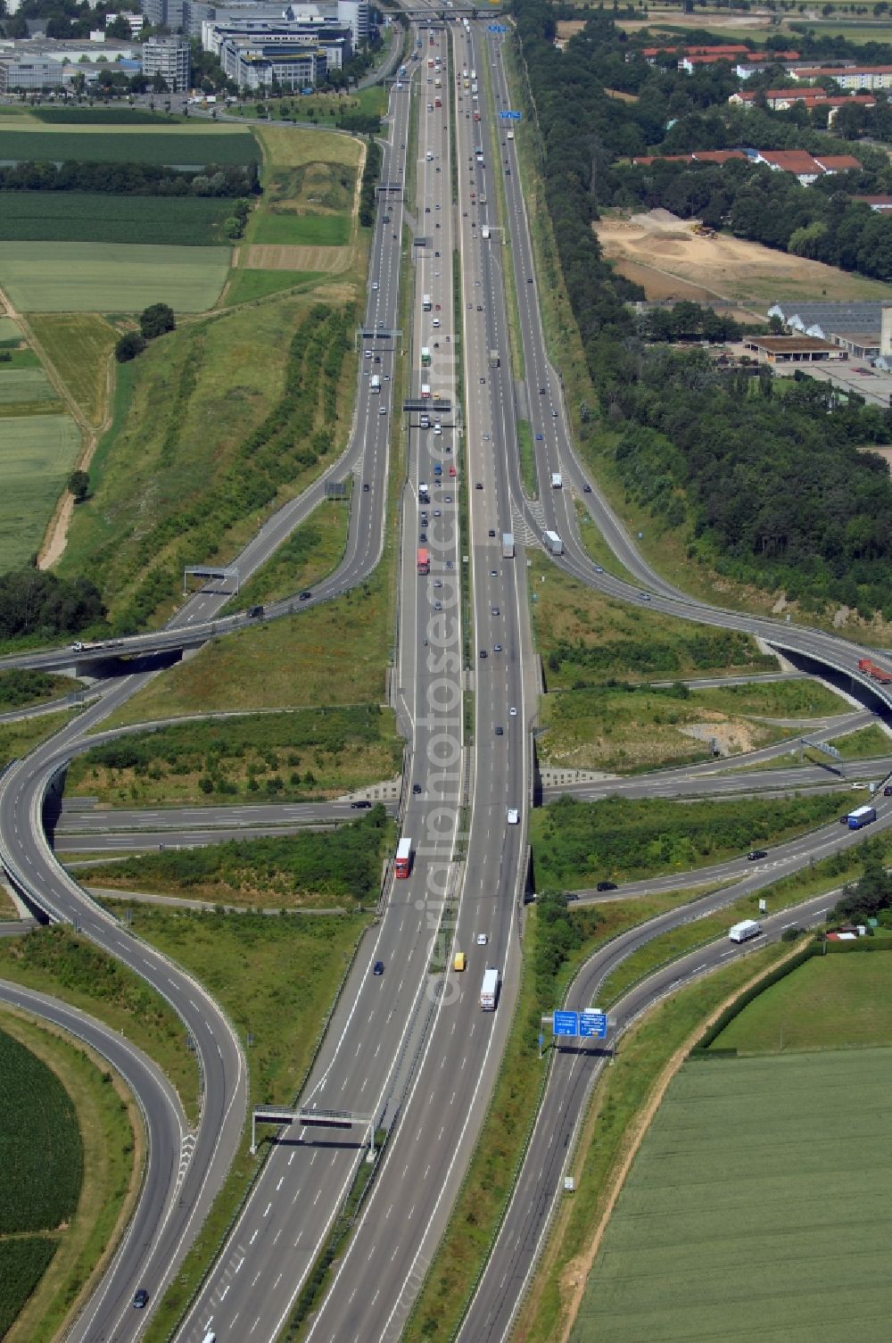 Stuttgart from the bird's eye view: Routing and traffic lanes during the highway exit and access the motorway A 8 Stuttgart-Moehringen in the district Fasanenhof in Stuttgart in the state Baden-Wuerttemberg, Germany