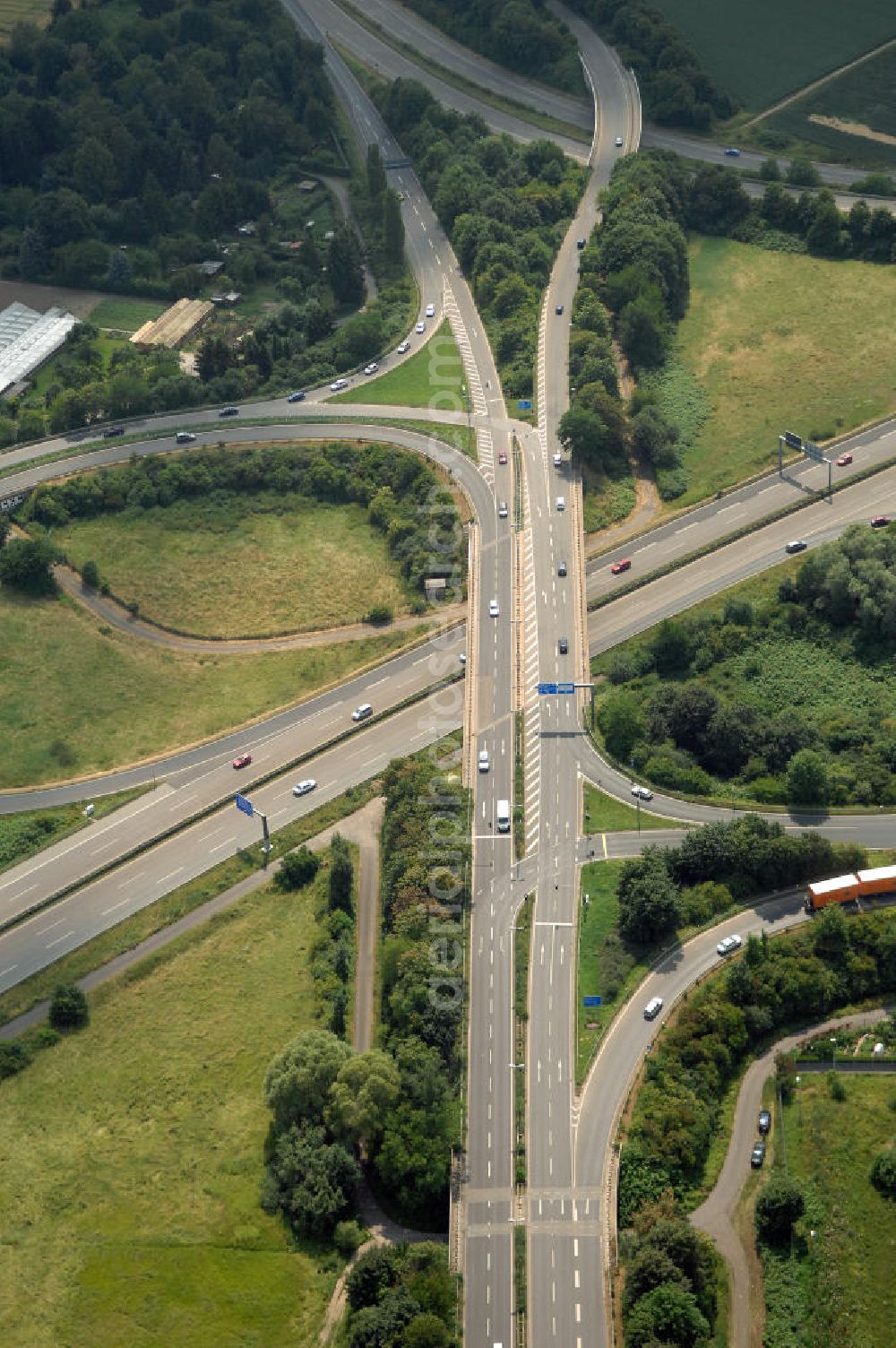 Frankfurt from above - Blick auf die Autobahnabfahrt Frankfurt Eckenheim im Zufahrtsbereich der Jean-Monnet-Straße an der A661 / E 661.