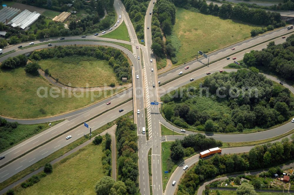 Frankfurt from the bird's eye view: Blick auf die Autobahnabfahrt Frankfurt Eckenheim im Zufahrtsbereich der Jean-Monnet-Straße an der A661 / E 661.