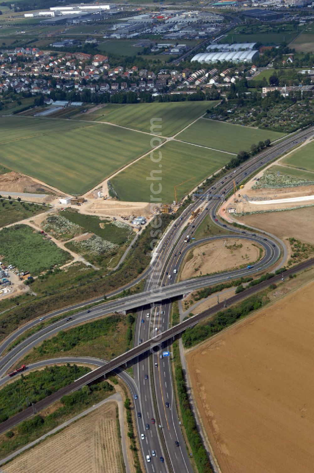 Aerial photograph Frankfurt am Main - Blick auf die Autobahnabfahrt an der E661 / A 661 Frankfurt Heddernheim im Zufahrtsbereich der Marie-Curie-Straße.