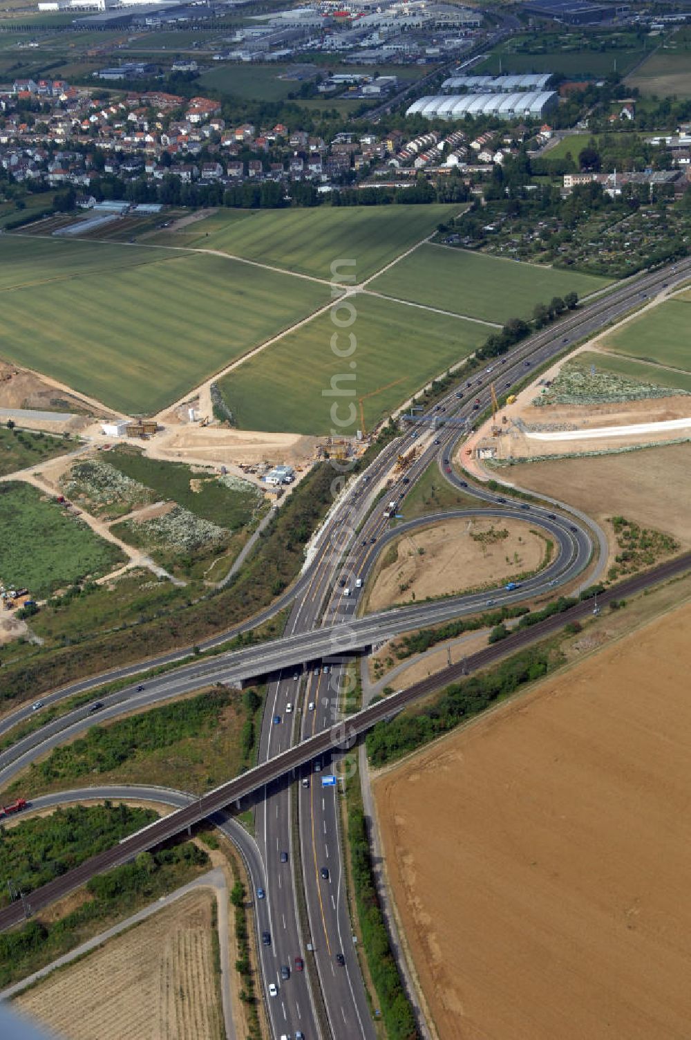 Frankfurt am Main from above - Blick auf die Autobahnabfahrt an der E661 / A 661 Frankfurt Heddernheim im Zufahrtsbereich der Marie-Curie-Straße.