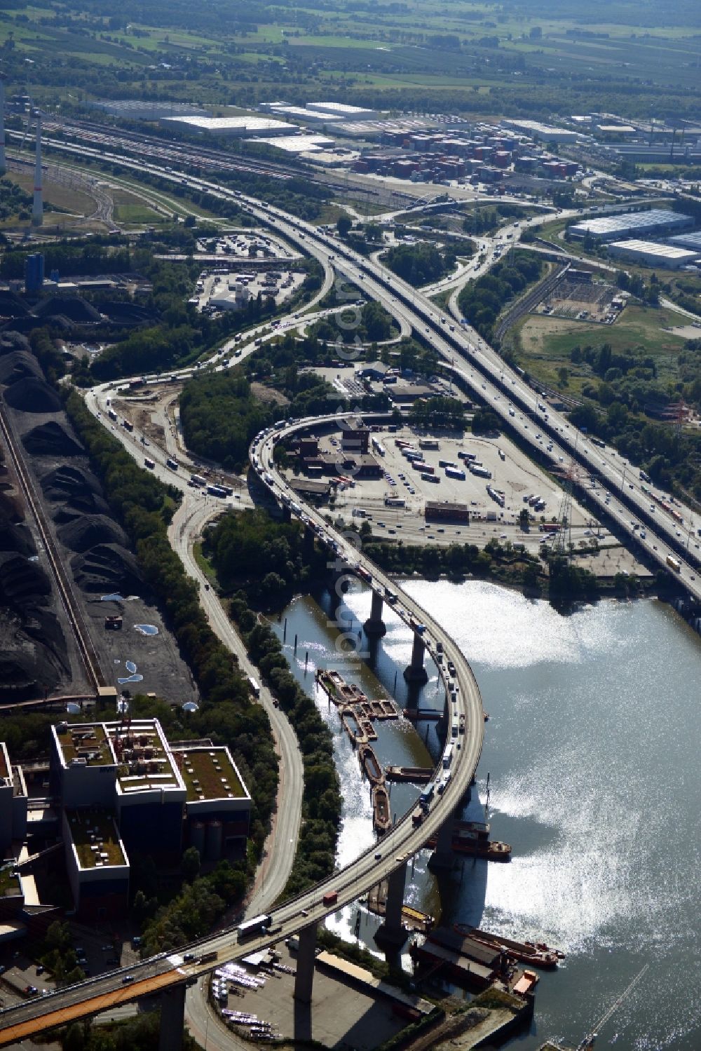 Aerial photograph Hamburg - Motorway exit slip road A7 HH-Waltershof, the course of curve on the Finkenwerder road and Waltershof customs office in Hamburg-Mitte. A project of the Hamburg Port Authority HPA