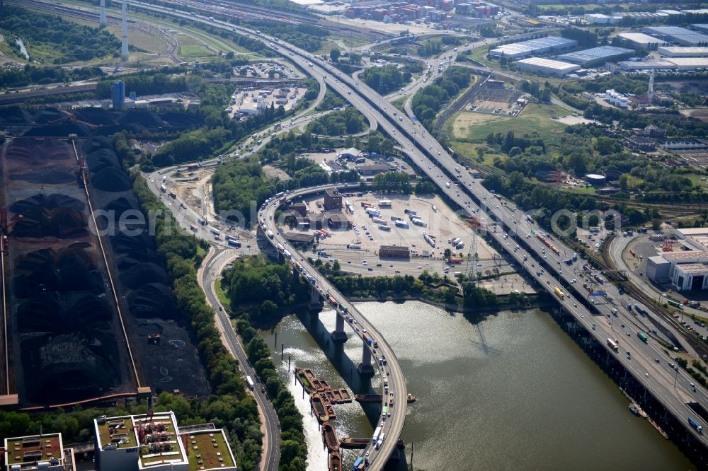 Hamburg from the bird's eye view: Motorway exit slip road A7 HH-Waltershof, the course of curve on the Finkenwerder road and Waltershof customs office in Hamburg-Mitte. A project of the Hamburg Port Authority HPA