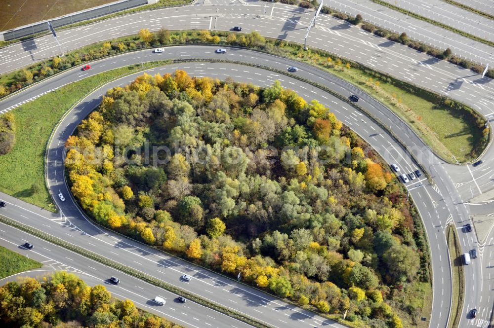 Mannheim from above - Blick auf eine Auffahrt der Bundesautobahn 38a am Stadtrand von Mannheim. View to an motorway access of line 38a at the periphery of Mannheim.