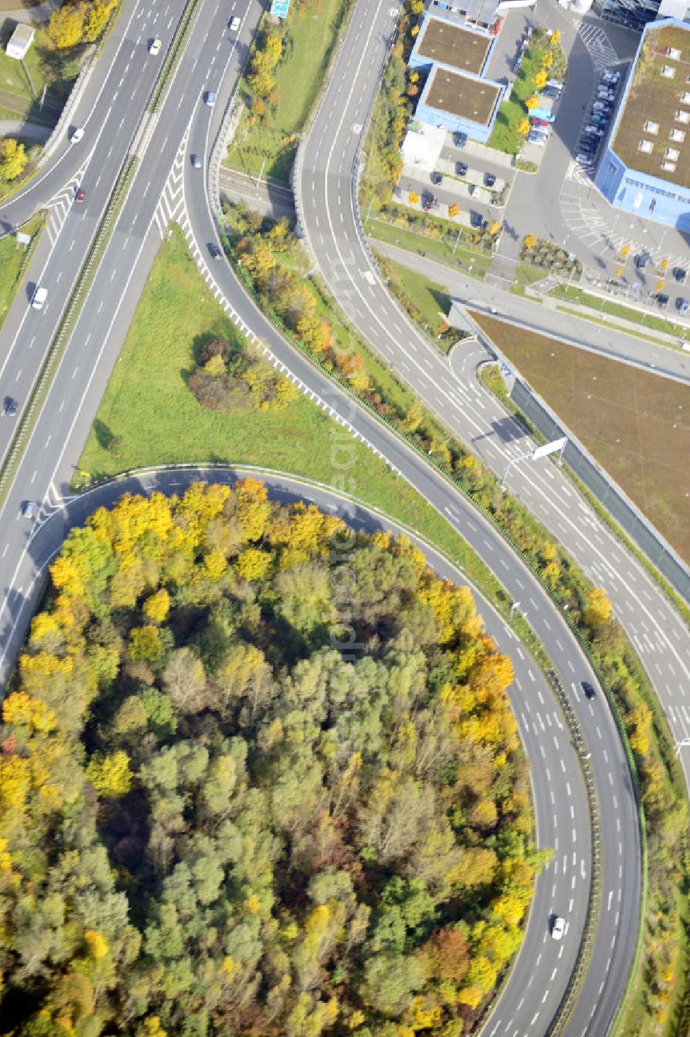 Aerial photograph Mannheim - Blick auf eine Auffahrt der Bundesautobahn 38a am Stadtrand von Mannheim. View to an motorway access of line 38a at the periphery of Mannheim.