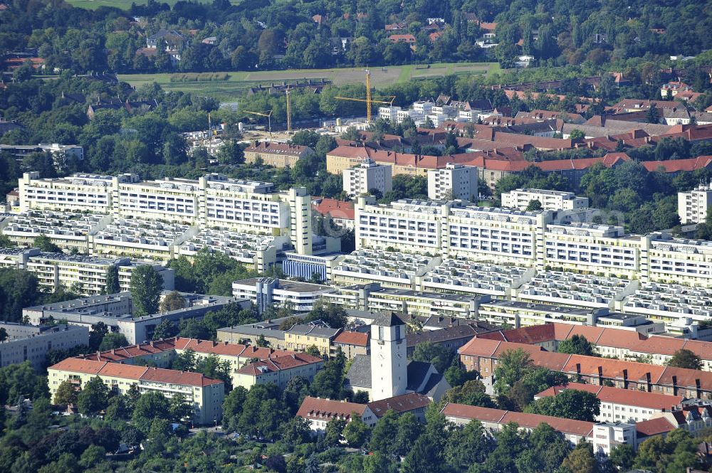 Aerial image Berlin Wilmersdorf - Der Wohnkomplex Autobahnüberbauung Schlangenbader Straße in Wilmersdorf wurde in den Siebziger Jahren erbaut. Umgangssprachlich wird er als Schlange bezeichnet. Ein Projekt der degewo.