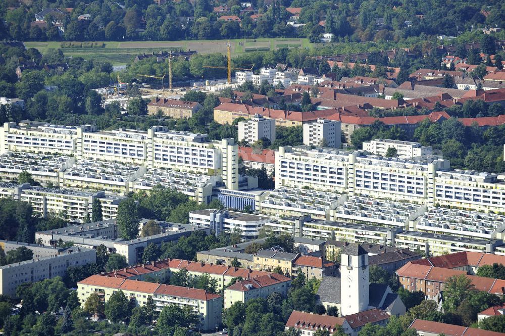 Aerial photograph Berlin Wilmersdorf - Der Wohnkomplex Autobahnüberbauung Schlangenbader Straße in Wilmersdorf wurde in den Siebziger Jahren erbaut. Umgangssprachlich wird er als Schlange bezeichnet. Ein Projekt der degewo.