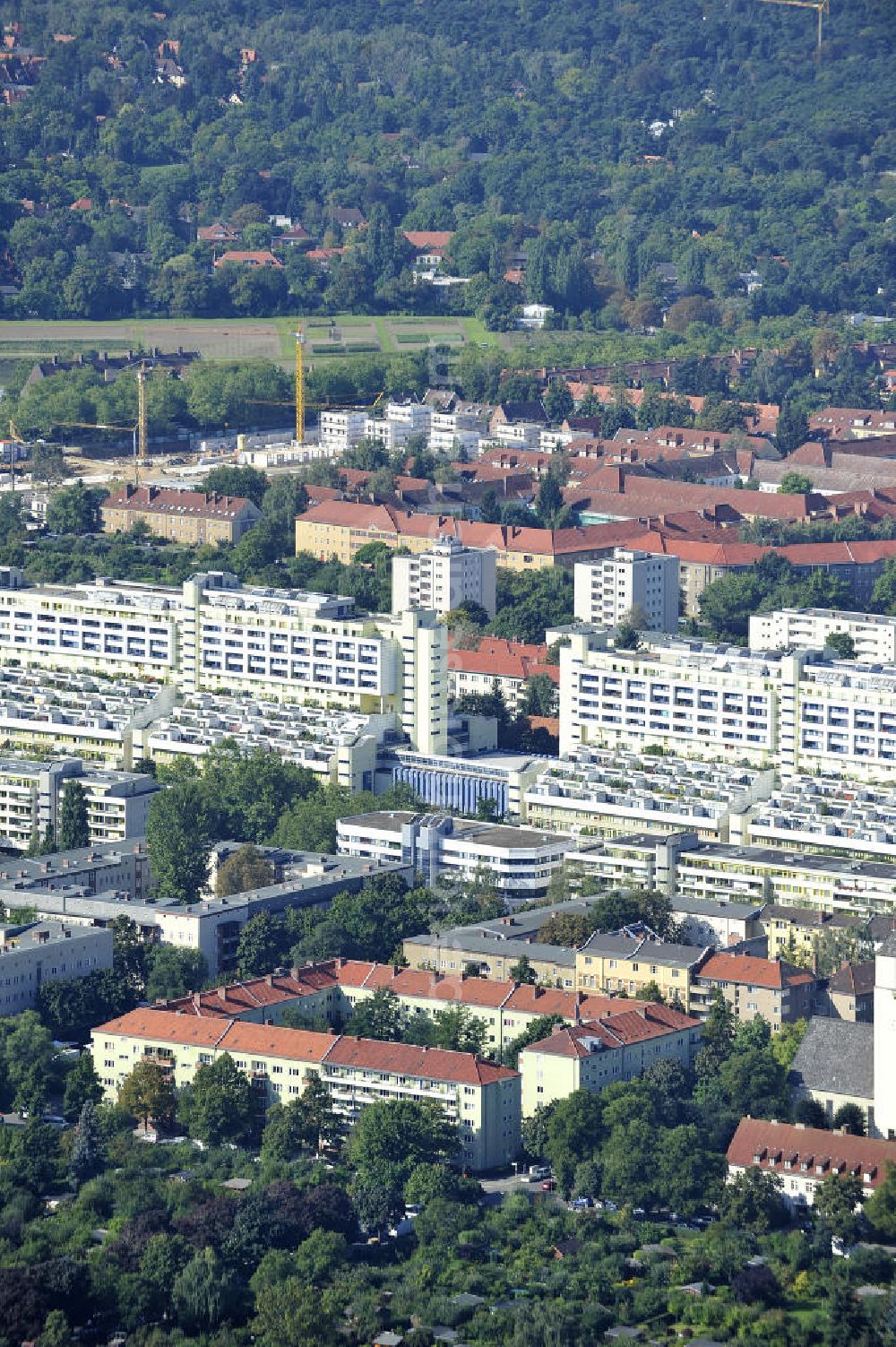 Berlin Wilmersdorf from above - Der Wohnkomplex Autobahnüberbauung Schlangenbader Straße in Wilmersdorf wurde in den Siebziger Jahren erbaut. Umgangssprachlich wird er als Schlange bezeichnet. Ein Projekt der degewo.