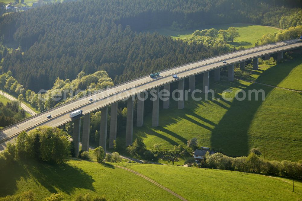 Beustenbach from the bird's eye view: Talbrücke Beustenbach bei der gleichnamigen Stadt Beustenbach in Nordrhein-Westfalen. Sie führt die Autobahn 45 fort. Highway bridge Beustenbach at the city Beustenbach in the state North Rine-Westphalia. The bridge continues the motorway A45.