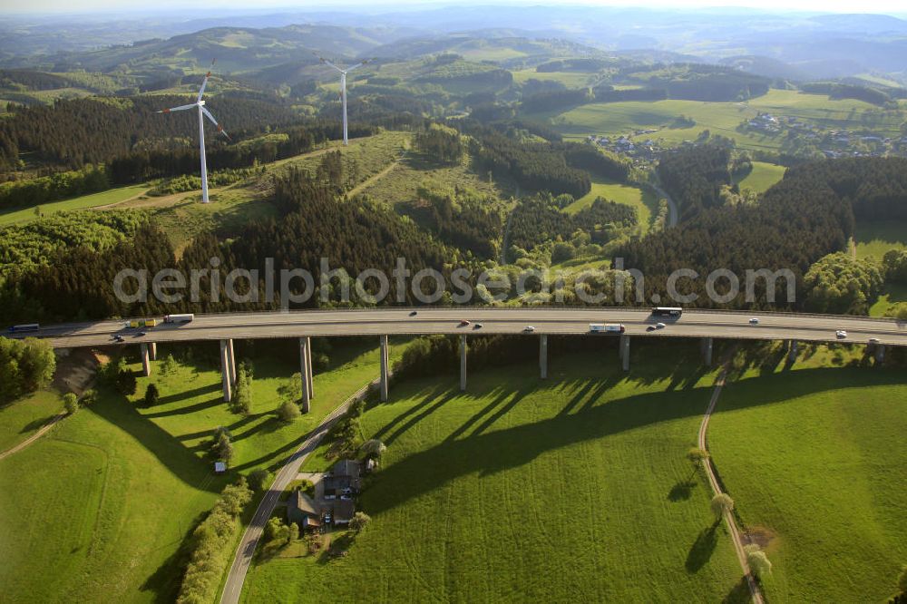 Beustenbach from above - Talbrücke Beustenbach bei der gleichnamigen Stadt Beustenbach in Nordrhein-Westfalen. Sie führt die Autobahn 45 fort. Highway bridge Beustenbach at the city Beustenbach in the state North Rine-Westphalia. The bridge continues the motorway A45.