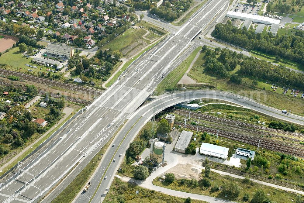 Aerial photograph Berlin Bohnsdorf - Blick auf die Autobahnbrücke des Berliner Stadtteil Bohnsdorf. Sie ist ein Teil der A13. View of the highway bridge of the Berlin district Bohnsdorf. It is a part of the A13.