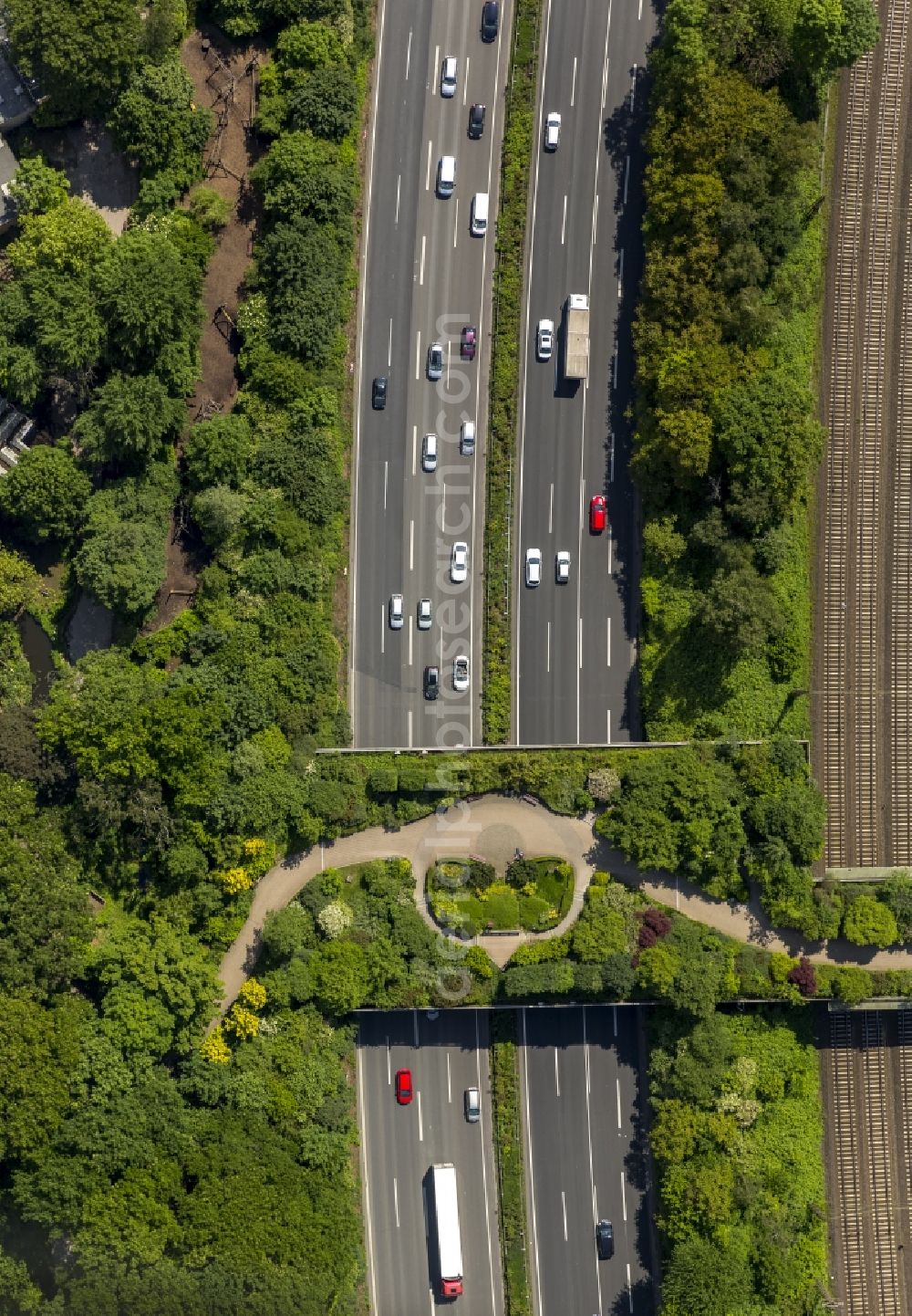 Aerial image Duisburg - Duisburg Zoo on the highway A3 motorway at Kaiser mountain with the Zoo Bridge at Duisburg in North Rhine-Westphalia