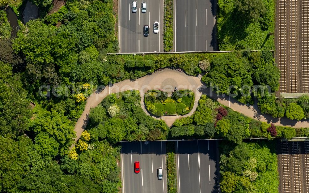 Aerial photograph Duisburg - Duisburg Zoo on the highway A3 motorway at Kaiser mountain with the Zoo Bridge at Duisburg in North Rhine-Westphalia