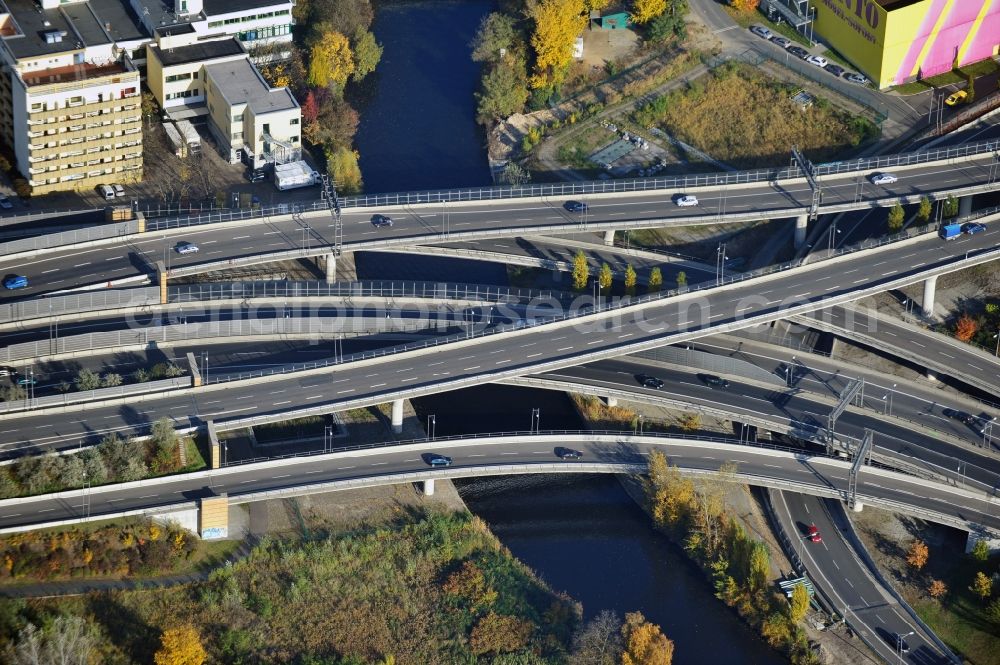 Aerial image Berlin - Area of the motorway junction A100 / A113 on the streets Grenzallee / Spaetstrasse on Sieversufer in Berlin-Neukoelln