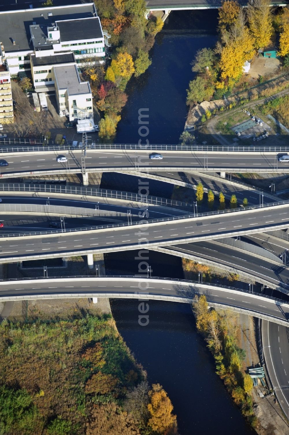 Aerial photograph Berlin - Area of the motorway junction A100 / A113 on the streets Grenzallee / Spaetstrasse on Sieversufer in Berlin-Neukoelln