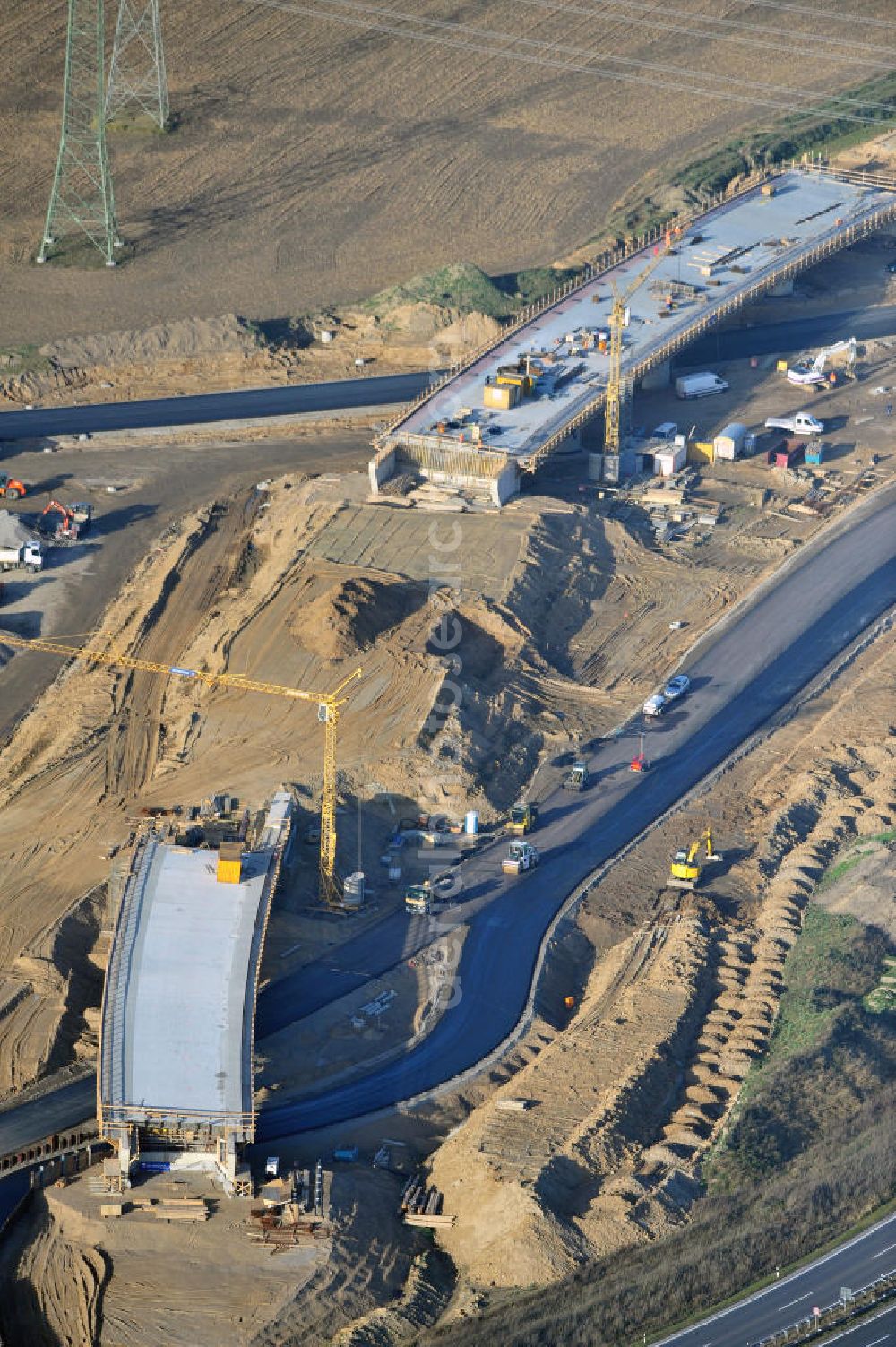 Aerial photograph SCHWANEBECK - Baustelle vom Autobahndreieck Kreuz Barnim, vormals AD Schwanebeck, mit Aus- und Umbauarbeiten. Die EUROVIA führt im Auftrag des Landesbetrieb Brandenburg umfangreiche Abbruch-, Erdarbeiten und den Neubau von Brückenbauwerken zum Um- und Ausbau des Autobahndreiecks (AD) Barnim am nördlichen Berliner Ring durch. View of the construction site at the highway triangle Kreuz Barnim.