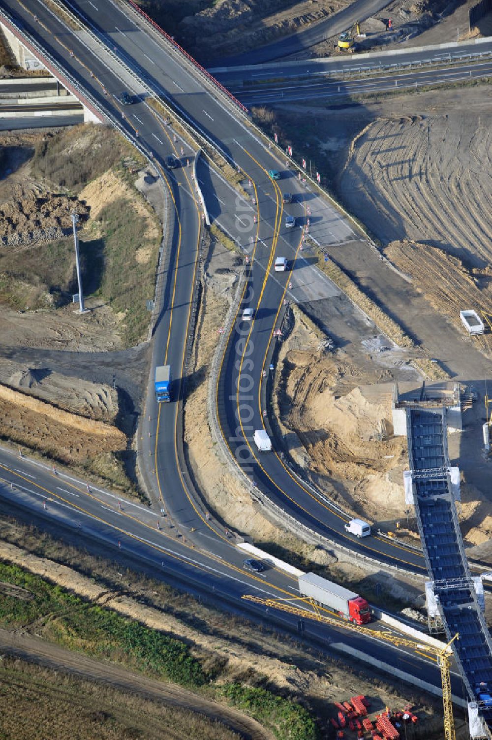 Aerial photograph SCHWANEBECK - Baustelle vom Autobahndreieck Kreuz Barnim, vormals AD Schwanebeck, mit Aus- und Umbauarbeiten. Die EUROVIA führt im Auftrag des Landesbetrieb Brandenburg umfangreiche Abbruch-, Erdarbeiten und den Neubau von Brückenbauwerken zum Um- und Ausbau des Autobahndreiecks (AD) Barnim am nördlichen Berliner Ring durch. View of the construction site at the highway triangle Kreuz Barnim.