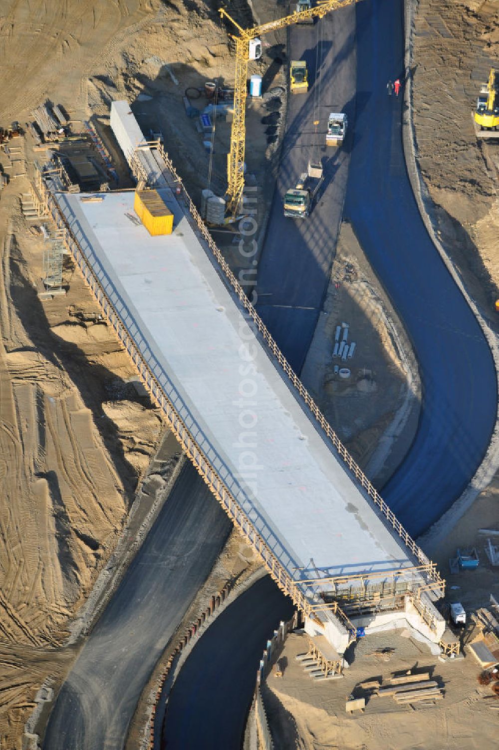 Aerial photograph SCHWANEBECK - Baustelle vom Autobahndreieck Kreuz Barnim, vormals AD Schwanebeck, mit Aus- und Umbauarbeiten. Die EUROVIA führt im Auftrag des Landesbetrieb Brandenburg umfangreiche Abbruch-, Erdarbeiten und den Neubau von Brückenbauwerken zum Um- und Ausbau des Autobahndreiecks (AD) Barnim am nördlichen Berliner Ring durch. View of the construction site at the highway triangle Kreuz Barnim.