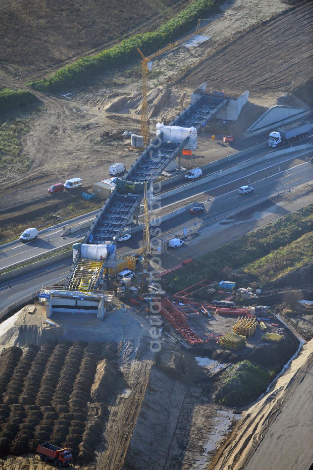 Aerial photograph SCHWANEBECK - Baustelle vom Autobahndreieck Kreuz Barnim, vormals AD Schwanebeck, mit Aus- und Umbauarbeiten. Die EUROVIA führt im Auftrag des Landesbetrieb Brandenburg umfangreiche Abbruch-, Erdarbeiten und den Neubau von Brückenbauwerken zum Um- und Ausbau des Autobahndreiecks (AD) Barnim am nördlichen Berliner Ring durch. View of the construction site at the highway triangle Kreuz Barnim.