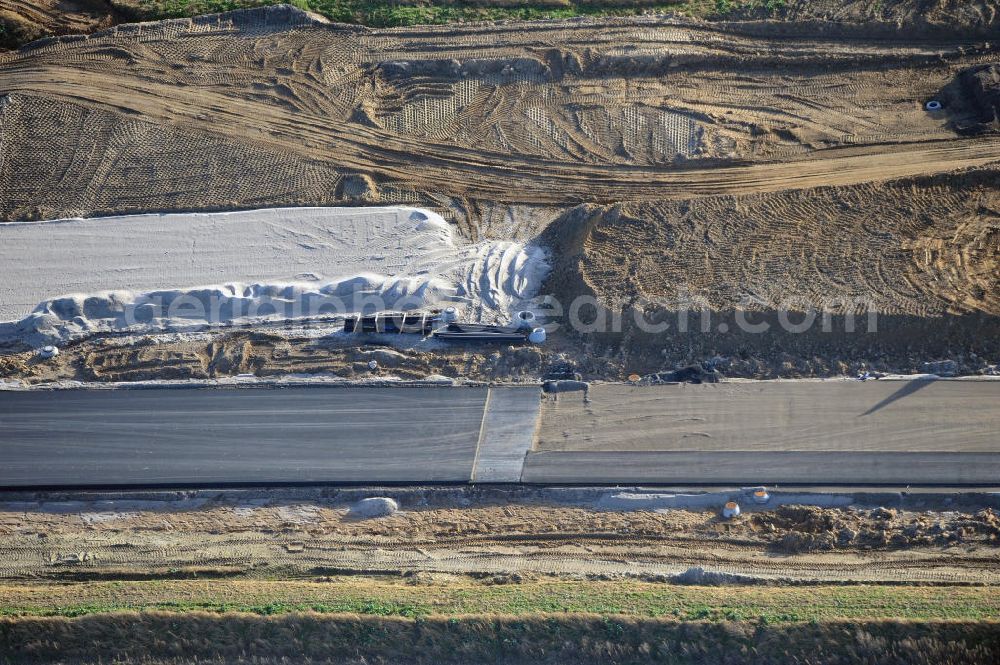 Aerial photograph SCHWANEBECK - Baustelle vom Autobahndreieck Kreuz Barnim, vormals AD Schwanebeck, mit Aus- und Umbauarbeiten. Die EUROVIA führt im Auftrag des Landesbetrieb Brandenburg umfangreiche Abbruch-, Erdarbeiten und den Neubau von Brückenbauwerken zum Um- und Ausbau des Autobahndreiecks (AD) Barnim am nördlichen Berliner Ring durch. View of the construction site at the highway triangle Kreuz Barnim.