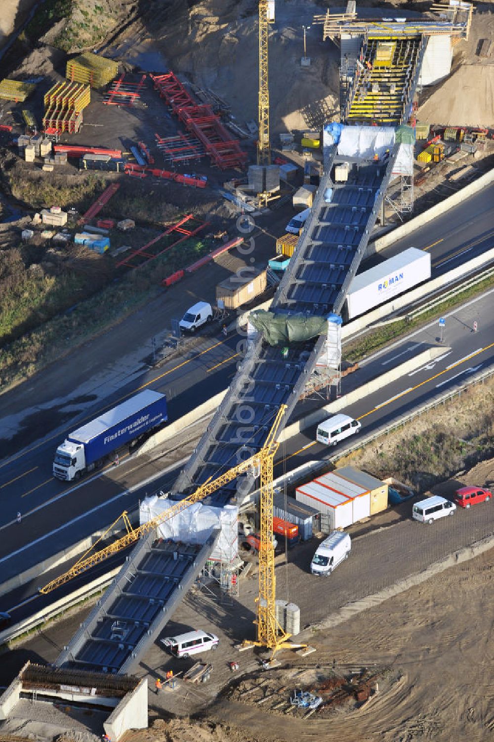 Aerial photograph SCHWANEBECK - Baustelle vom Autobahndreieck Kreuz Barnim, vormals AD Schwanebeck, mit Aus- und Umbauarbeiten. Die EUROVIA führt im Auftrag des Landesbetrieb Brandenburg umfangreiche Abbruch-, Erdarbeiten und den Neubau von Brückenbauwerken zum Um- und Ausbau des Autobahndreiecks (AD) Barnim am nördlichen Berliner Ring durch. View of the construction site at the highway triangle Kreuz Barnim.