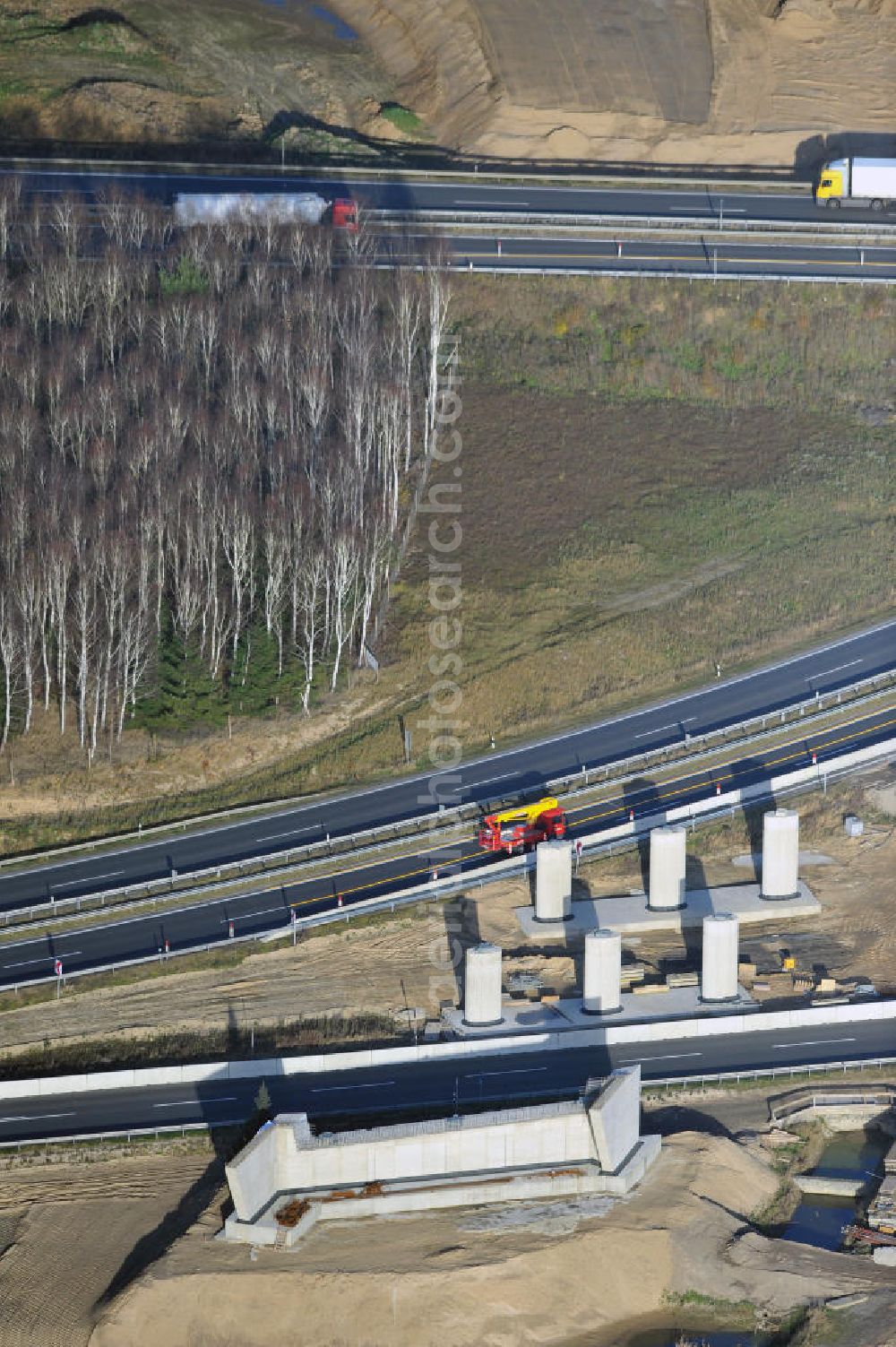 Aerial image SCHWANEBECK - Baustelle vom Autobahndreieck Kreuz Barnim, vormals AD Schwanebeck, mit Aus- und Umbauarbeiten. Die EUROVIA führt im Auftrag des Landesbetrieb Brandenburg umfangreiche Abbruch-, Erdarbeiten und den Neubau von Brückenbauwerken zum Um- und Ausbau des Autobahndreiecks (AD) Barnim am nördlichen Berliner Ring durch. View of the construction site at the highway triangle Kreuz Barnim.