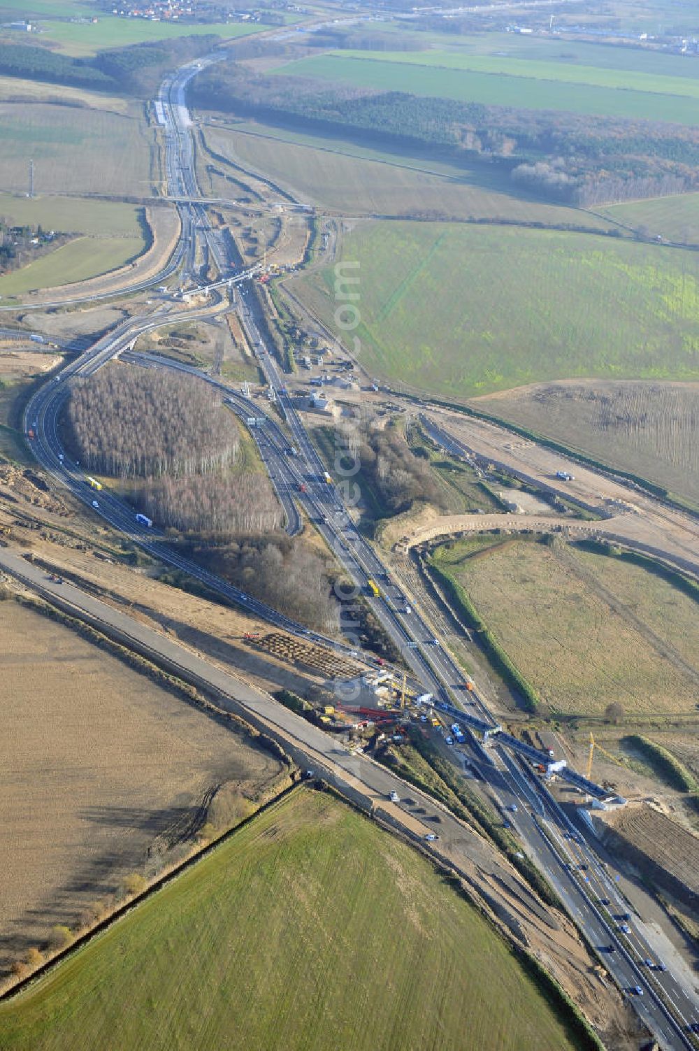 Aerial photograph SCHWANEBECK - Baustelle vom Autobahndreieck Kreuz Barnim, vormals AD Schwanebeck, mit Aus- und Umbauarbeiten. Die EUROVIA führt im Auftrag des Landesbetrieb Brandenburg umfangreiche Abbruch-, Erdarbeiten und den Neubau von Brückenbauwerken zum Um- und Ausbau des Autobahndreiecks (AD) Barnim am nördlichen Berliner Ring durch. View of the construction site at the highway triangle Kreuz Barnim.