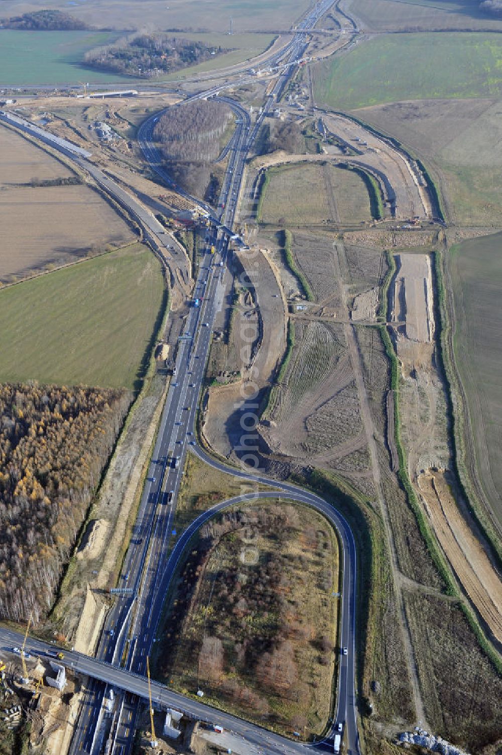 Aerial image SCHWANEBECK - Baustelle vom Autobahndreieck Kreuz Barnim, vormals AD Schwanebeck, mit Aus- und Umbauarbeiten. Die EUROVIA führt im Auftrag des Landesbetrieb Brandenburg umfangreiche Abbruch-, Erdarbeiten und den Neubau von Brückenbauwerken zum Um- und Ausbau des Autobahndreiecks (AD) Barnim am nördlichen Berliner Ring durch. View of the construction site at the highway triangle Kreuz Barnim.