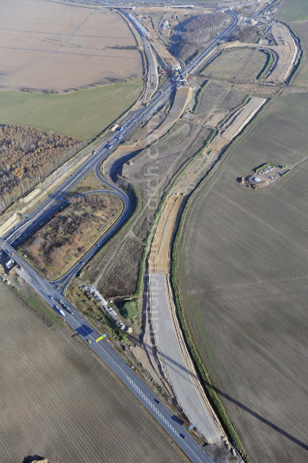 Aerial photograph SCHWANEBECK - Baustelle vom Autobahndreieck Kreuz Barnim, vormals AD Schwanebeck, mit Aus- und Umbauarbeiten. Die EUROVIA führt im Auftrag des Landesbetrieb Brandenburg umfangreiche Abbruch-, Erdarbeiten und den Neubau von Brückenbauwerken zum Um- und Ausbau des Autobahndreiecks (AD) Barnim am nördlichen Berliner Ring durch. View of the construction site at the highway triangle Kreuz Barnim.