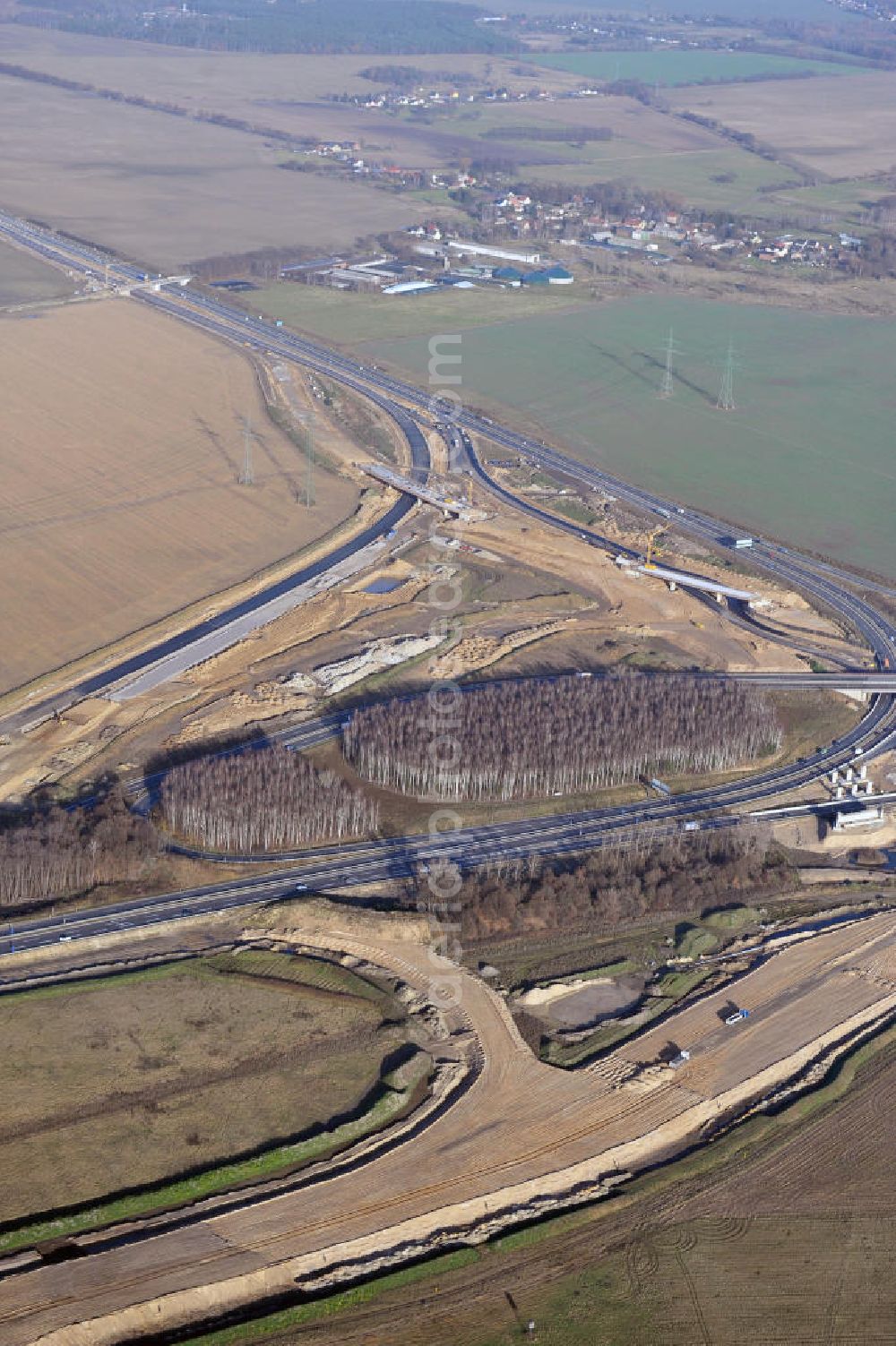 Aerial image SCHWANEBECK - Baustelle vom Autobahndreieck Kreuz Barnim, vormals AD Schwanebeck, mit Aus- und Umbauarbeiten. Die EUROVIA führt im Auftrag des Landesbetrieb Brandenburg umfangreiche Abbruch-, Erdarbeiten und den Neubau von Brückenbauwerken zum Um- und Ausbau des Autobahndreiecks (AD) Barnim am nördlichen Berliner Ring durch. View of the construction site at the highway triangle Kreuz Barnim.