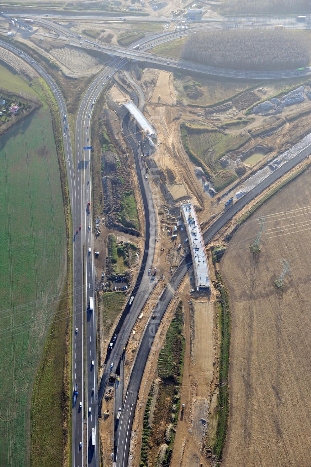 Aerial photograph SCHWANEBECK - Baustelle vom Autobahndreieck Kreuz Barnim, vormals AD Schwanebeck, mit Aus- und Umbauarbeiten. Die EUROVIA führt im Auftrag des Landesbetrieb Brandenburg umfangreiche Abbruch-, Erdarbeiten und den Neubau von Brückenbauwerken zum Um- und Ausbau des Autobahndreiecks (AD) Barnim am nördlichen Berliner Ring durch. View of the construction site at the highway triangle Kreuz Barnim.