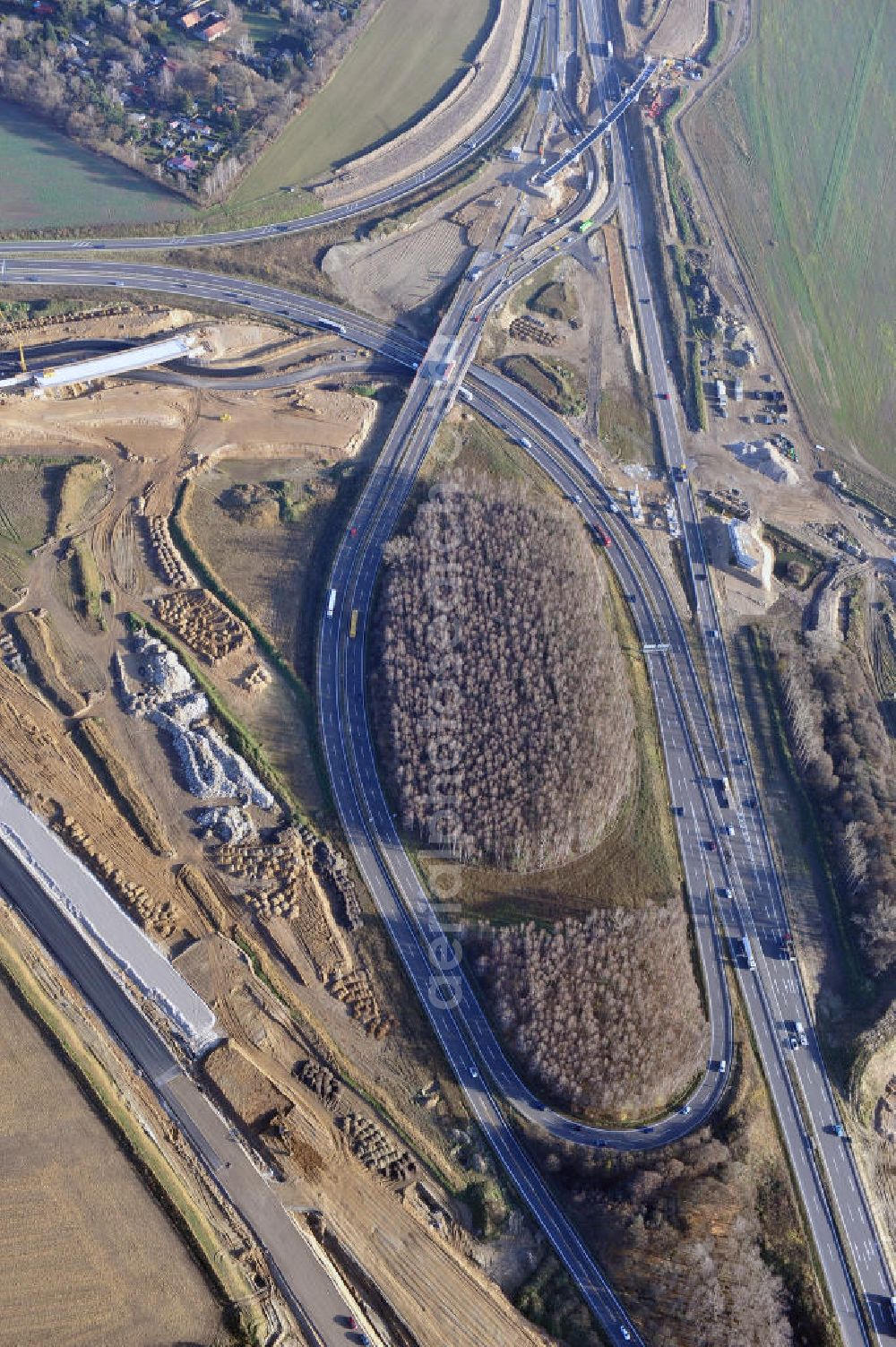 Aerial image SCHWANEBECK - Baustelle vom Autobahndreieck Kreuz Barnim, vormals AD Schwanebeck, mit Aus- und Umbauarbeiten. Die EUROVIA führt im Auftrag des Landesbetrieb Brandenburg umfangreiche Abbruch-, Erdarbeiten und den Neubau von Brückenbauwerken zum Um- und Ausbau des Autobahndreiecks (AD) Barnim am nördlichen Berliner Ring durch. View of the construction site at the highway triangle Kreuz Barnim.