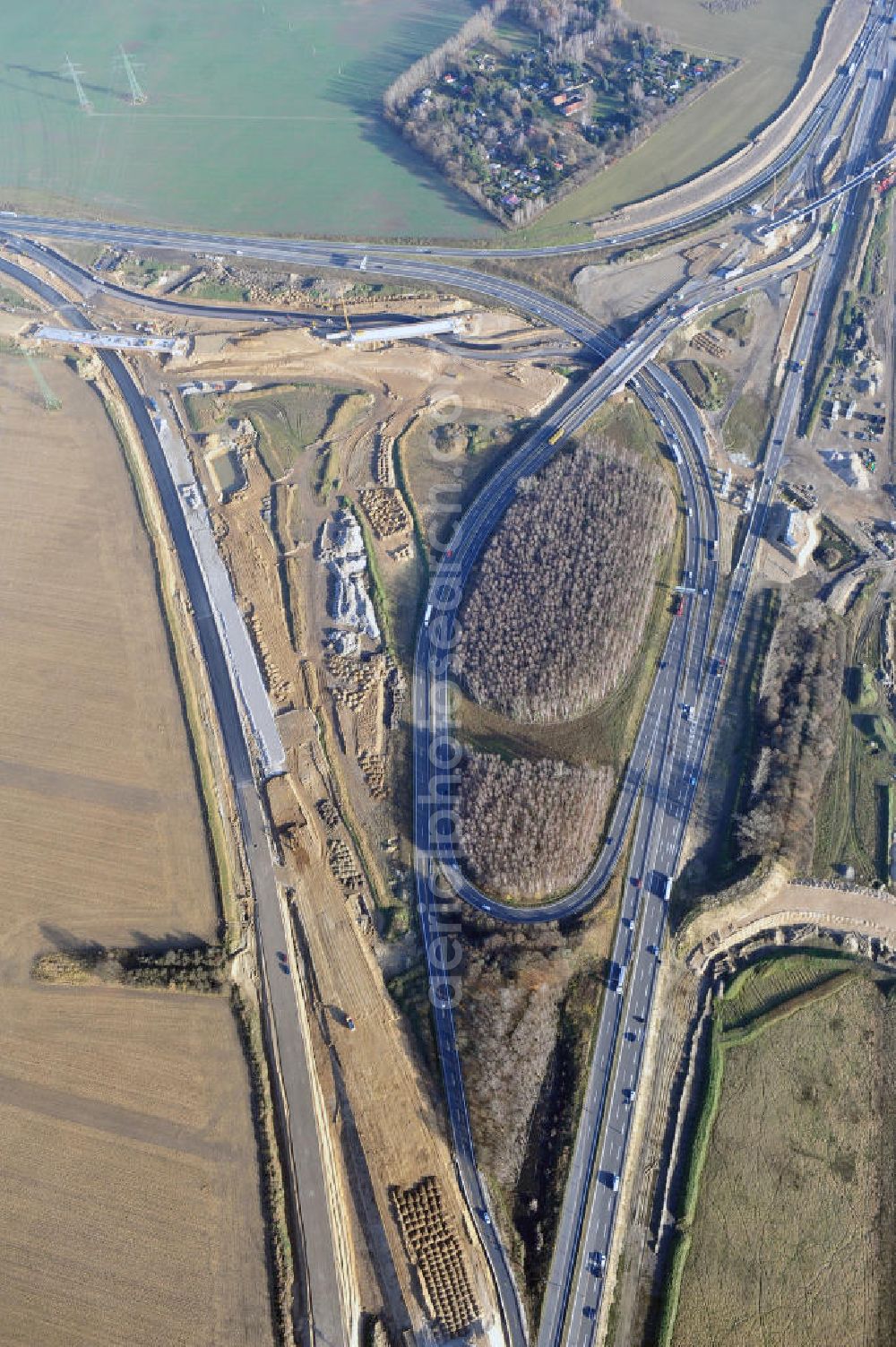 Aerial photograph SCHWANEBECK - Baustelle vom Autobahndreieck Kreuz Barnim, vormals AD Schwanebeck, mit Aus- und Umbauarbeiten. Die EUROVIA führt im Auftrag des Landesbetrieb Brandenburg umfangreiche Abbruch-, Erdarbeiten und den Neubau von Brückenbauwerken zum Um- und Ausbau des Autobahndreiecks (AD) Barnim am nördlichen Berliner Ring durch. View of the construction site at the highway triangle Kreuz Barnim.