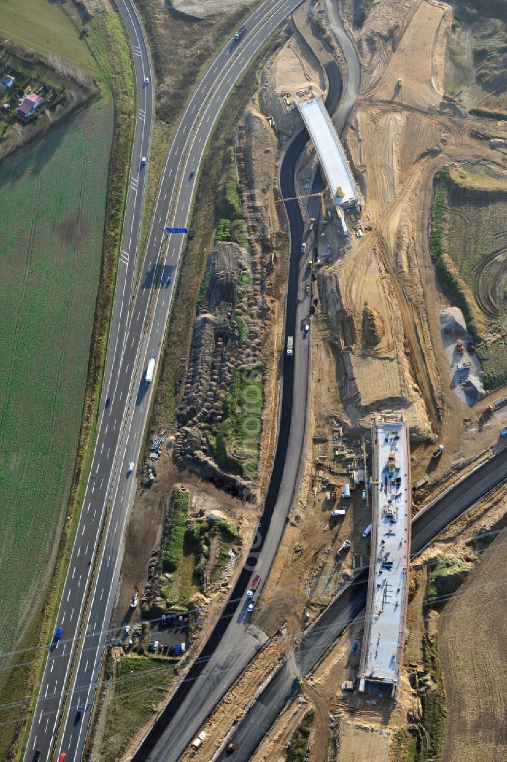 Aerial image SCHWANEBECK - Baustelle vom Autobahndreieck Kreuz Barnim, vormals AD Schwanebeck, mit Aus- und Umbauarbeiten. Die EUROVIA führt im Auftrag des Landesbetrieb Brandenburg umfangreiche Abbruch-, Erdarbeiten und den Neubau von Brückenbauwerken zum Um- und Ausbau des Autobahndreiecks (AD) Barnim am nördlichen Berliner Ring durch. View of the construction site at the highway triangle Kreuz Barnim.