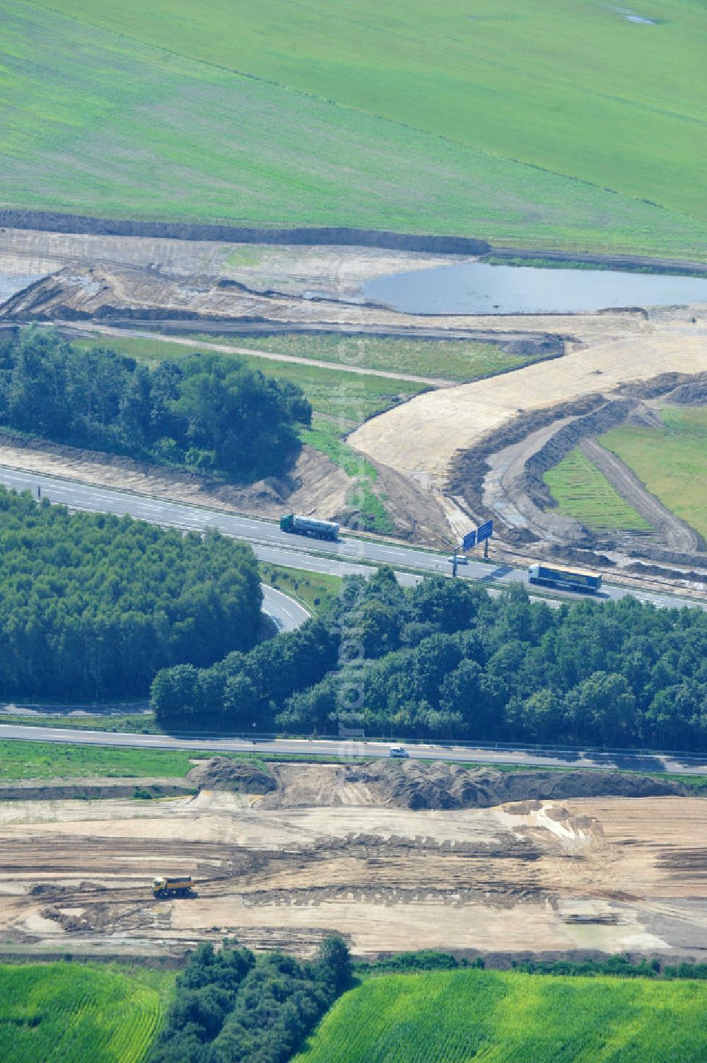 Aerial photograph Schwanebeck / Barnim - Baustelle vom Autobahndreieck Kreuz Barnim , vormals AD Schwanebeck, mit Aus- und Umbauarbeiten. View of the construction site at the highway triangle Kreuz Barnim.