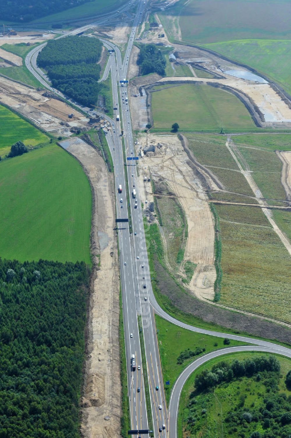 Aerial photograph Schwanebeck / Barnim - Baustelle vom Autobahndreieck Kreuz Barnim , vormals AD Schwanebeck, mit Aus- und Umbauarbeiten. View of the construction site at the highway triangle Kreuz Barnim.