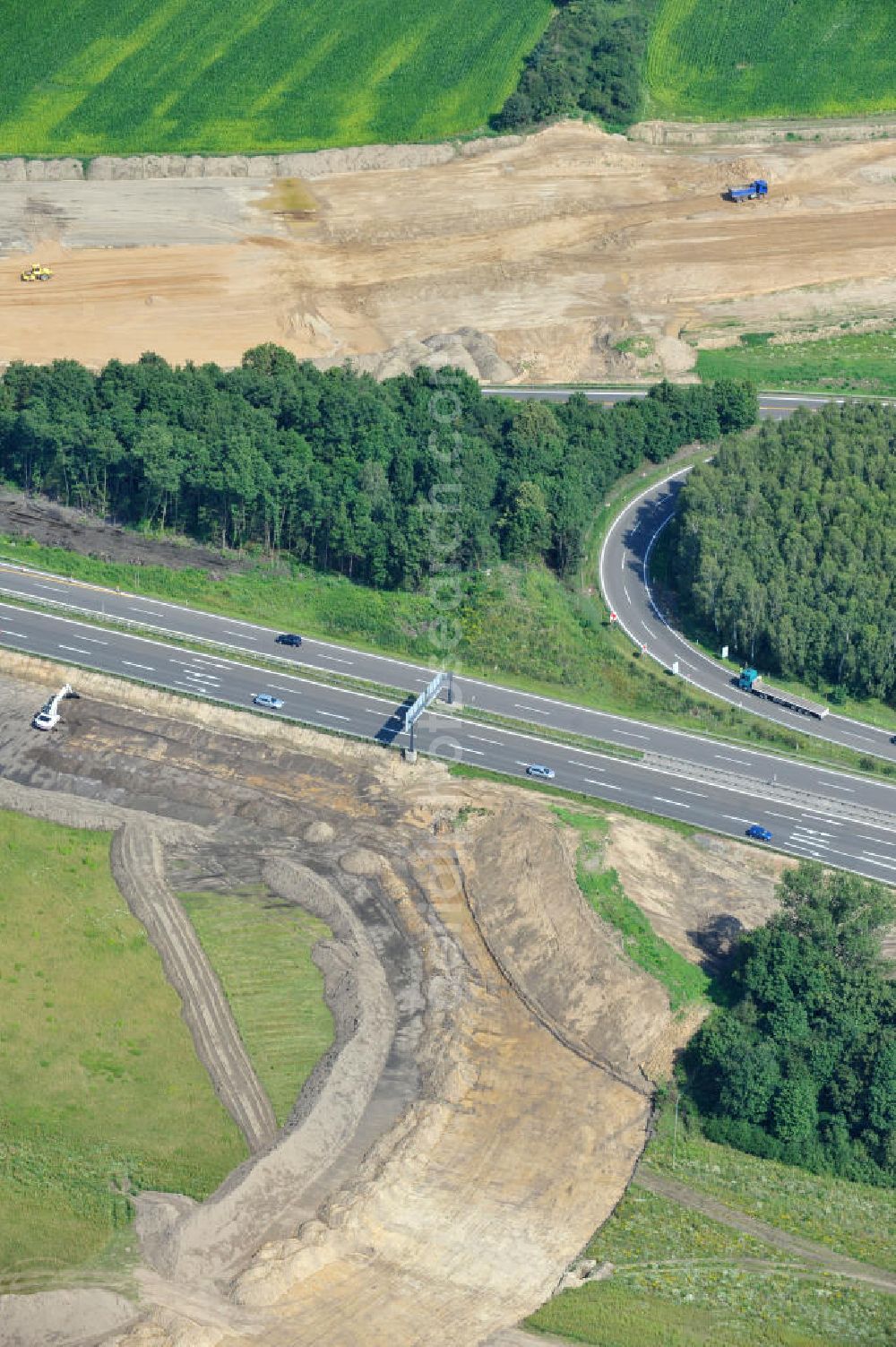 Aerial photograph Schwanebeck / Barnim - Baustelle vom Autobahndreieck Kreuz Barnim , vormals AD Schwanebeck, mit Aus- und Umbauarbeiten. View of the construction site at the highway triangle Kreuz Barnim.