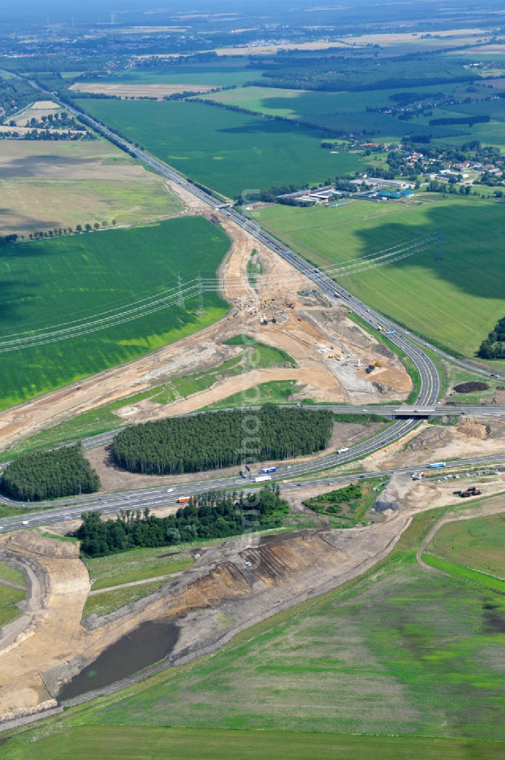 Aerial photograph Schwanebeck / Barnim - Baustelle vom Autobahndreieck Kreuz Barnim , vormals AD Schwanebeck, mit Aus- und Umbauarbeiten. View of the construction site at the highway triangle Kreuz Barnim.